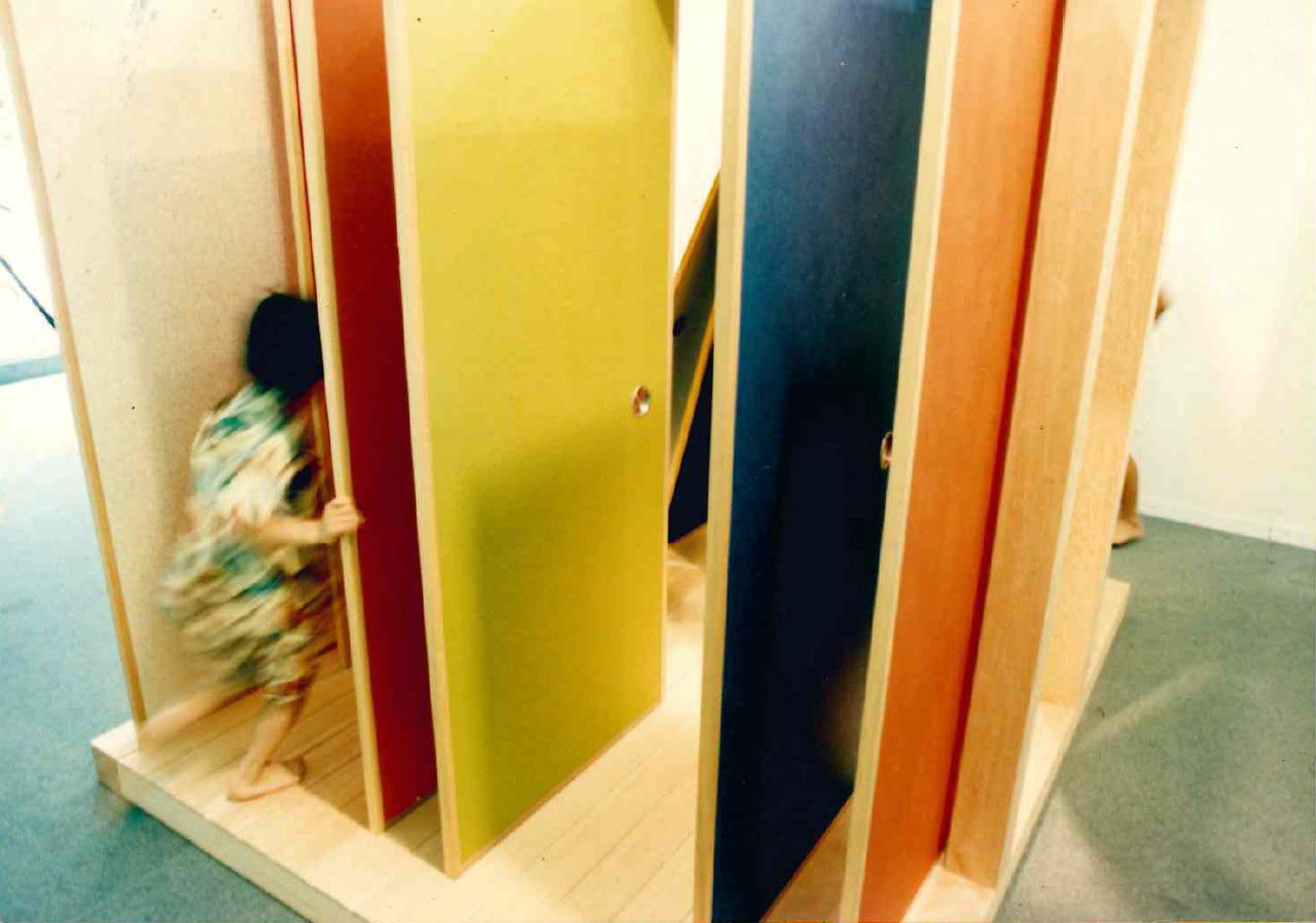 襖と襖の間は、大人は、通れないが子供なら通れる隙間がたくさんあります。