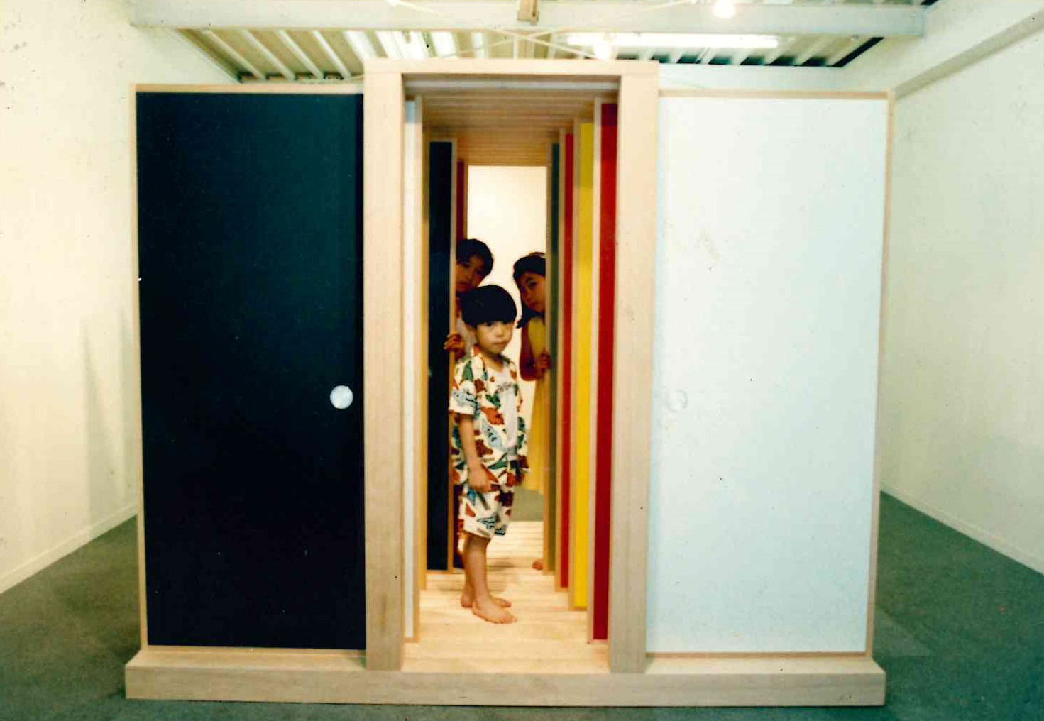 ギャラリーの前をたまたま歩いていた子供たちが襖作品を楽しんでくれました。