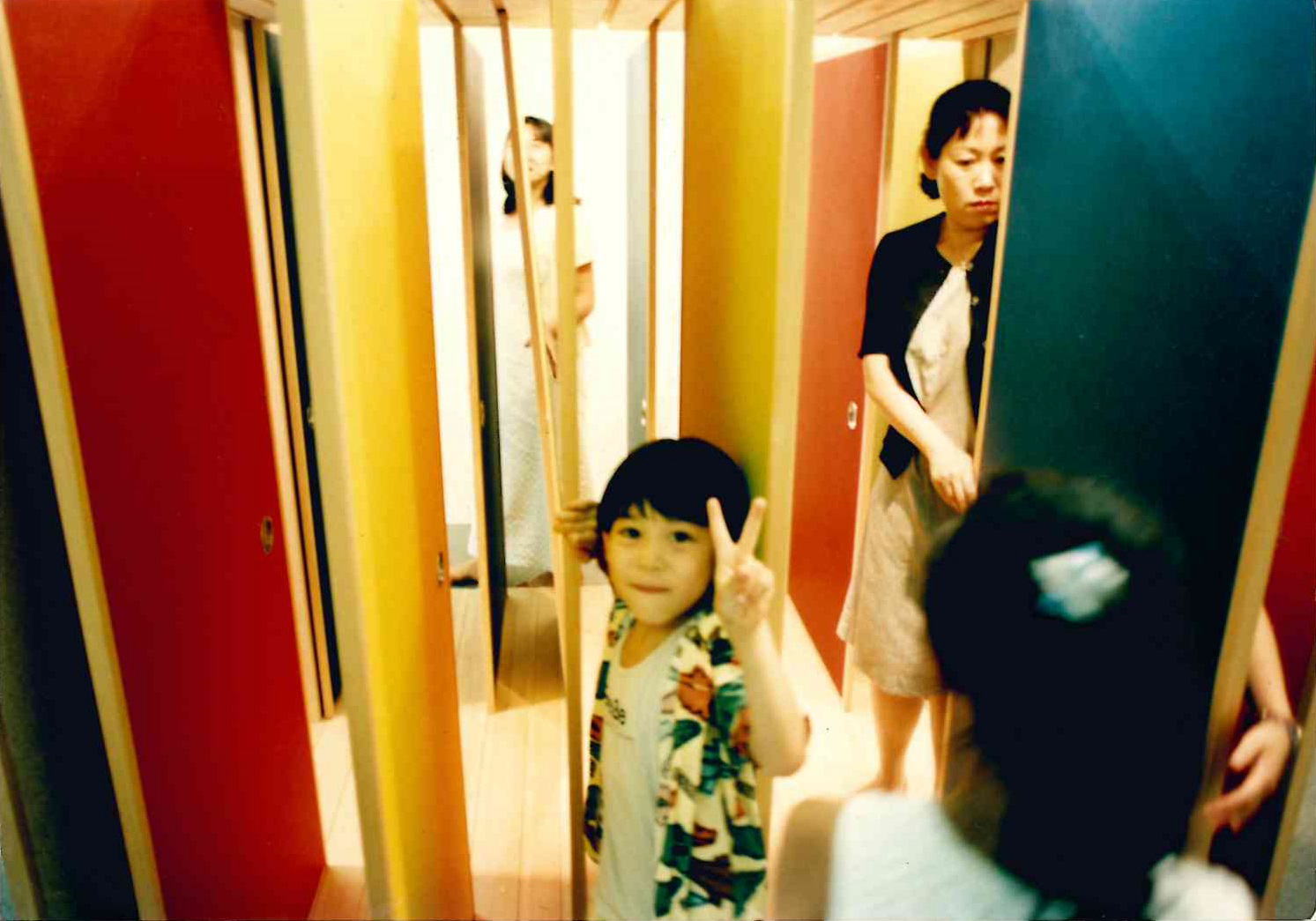 子供たちは、鬼ごっこで興奮の坩堝です。