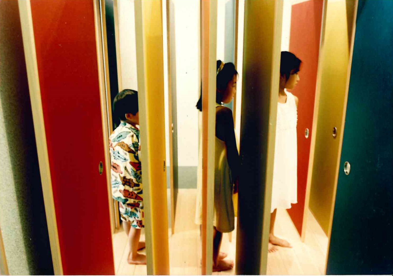 作品断面図子供たちが並ぶ