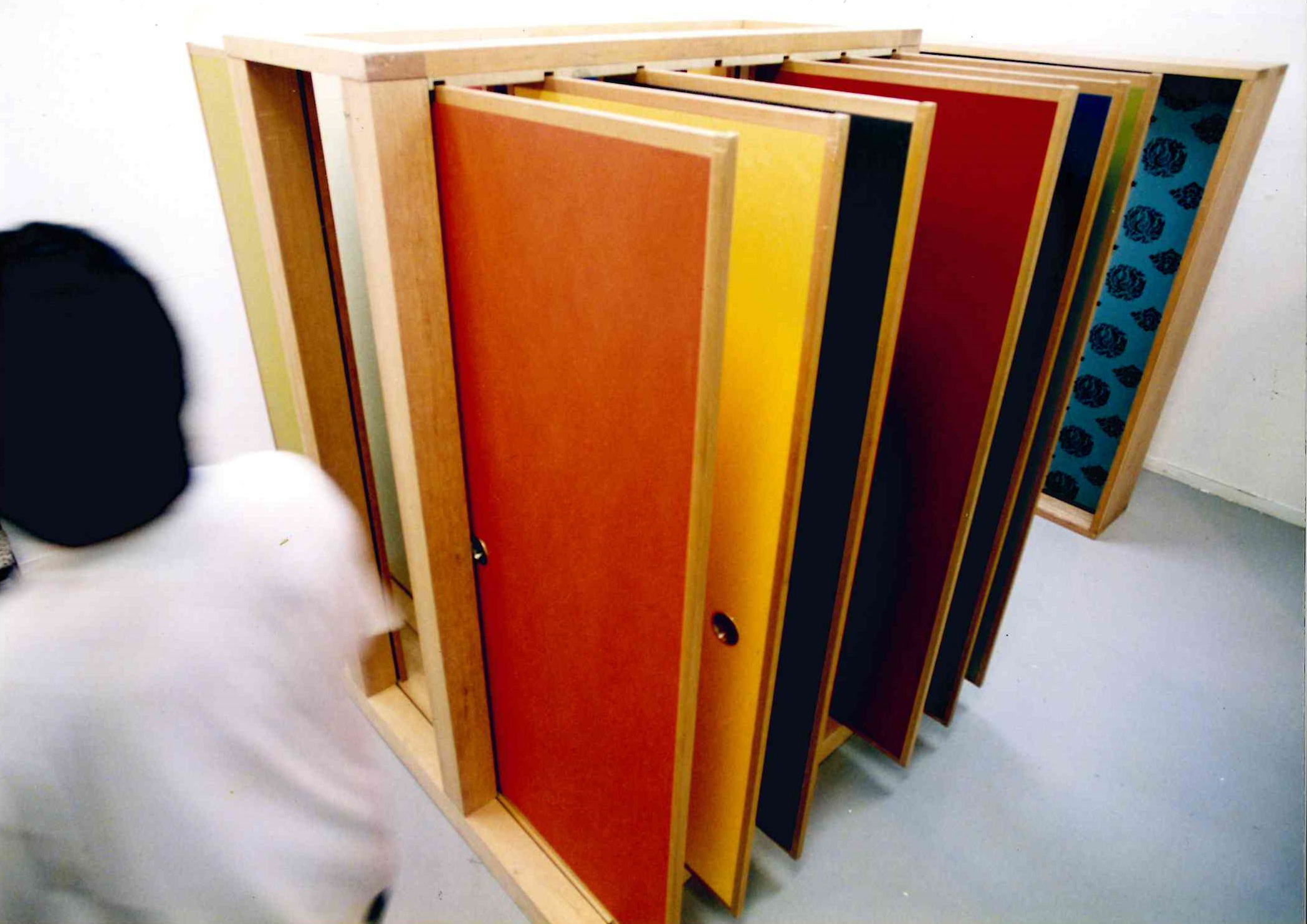 オオムラサキは、日本の国蝶です。それをタイトルのモチーフに使いました。