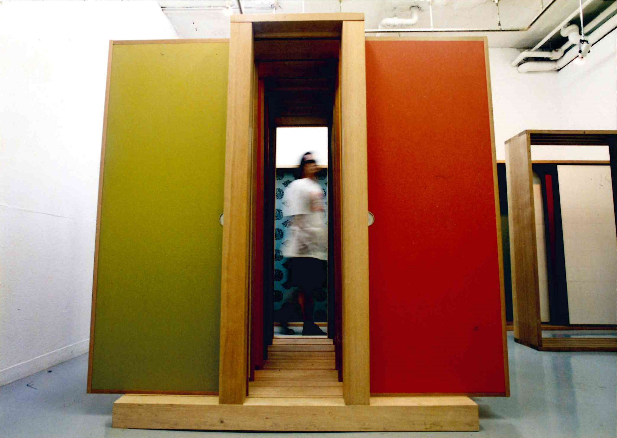 間を開けると映画「十戒」のモーゼのように歩ける空間が生まれます。