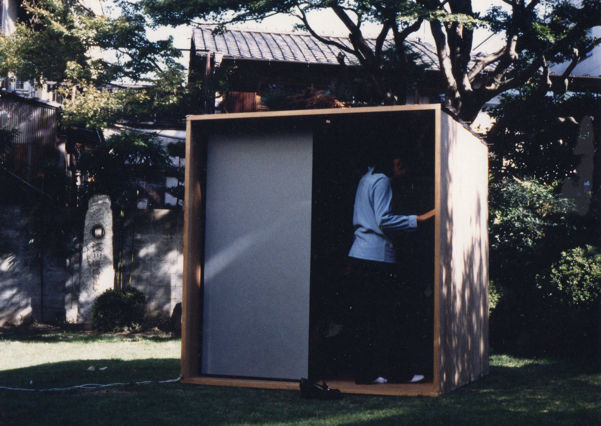 襖空間作品に女性が入ろうとしています。